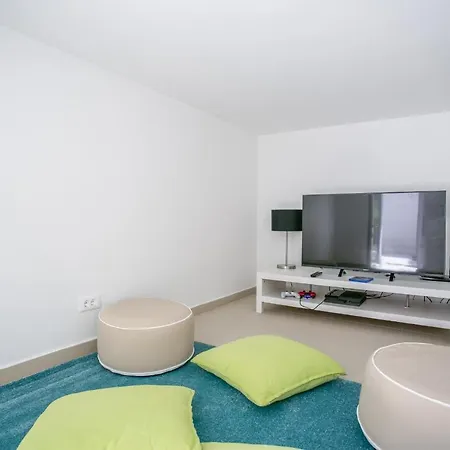 Stunning Avalon With Pool For 9, 2 Mins To Beach