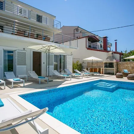 Stunning Avalon With Pool For 9, 2 Mins To Beach *