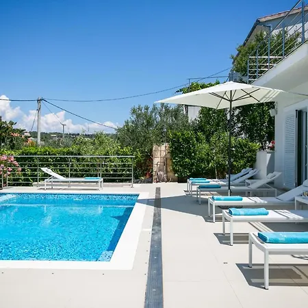Stunning Avalon With Pool For 9, 2 Mins To Beach Trogir