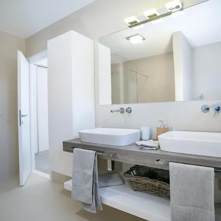 Stunning Avalon With Pool For 9, 2 Mins To Beach Villa