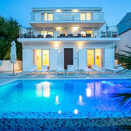 Villa Stunning Avalon With Pool For 9, 2 Mins To Beach Trogir