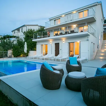 Stunning Avalon With Pool For 9, 2 Mins To Beach Trogir