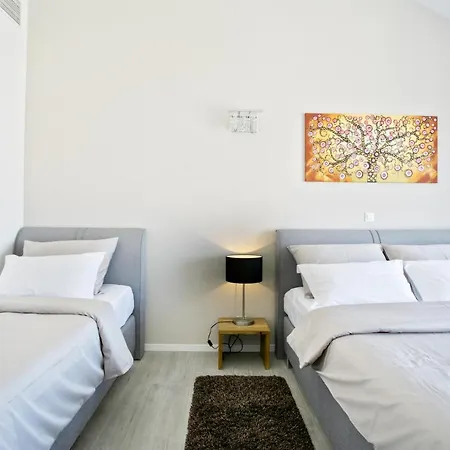 Stunning Avalon With Pool For 9, 2 Mins To Beach Villa Trogir