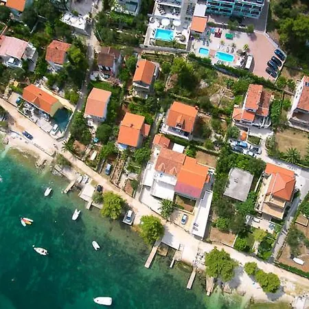 Villa Stunning Avalon With Pool For 9, 2 Mins To Beach Trogir