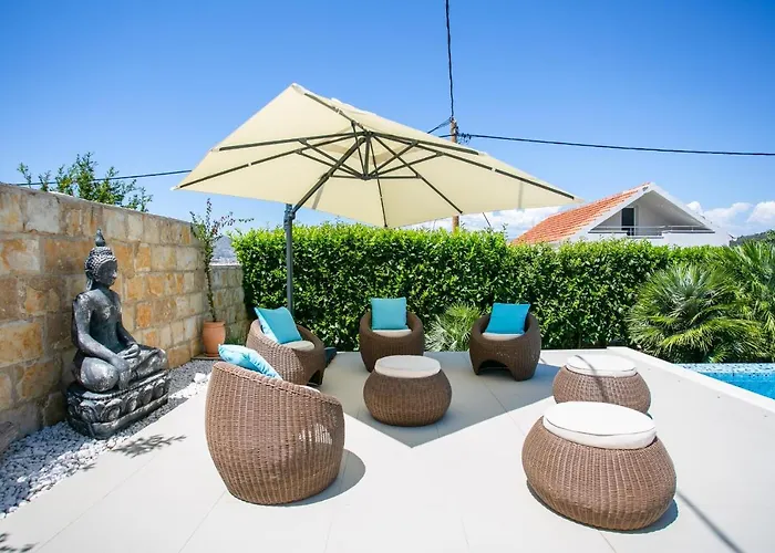 Stunning Avalon With Pool For 9, 2 Mins To Beach Vila