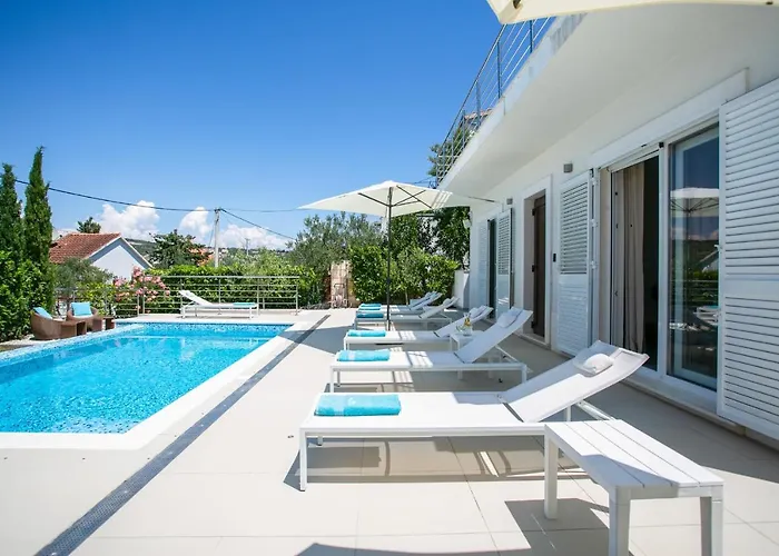 Stunning Avalon With Pool For 9, 2 Mins To Beach Vila *