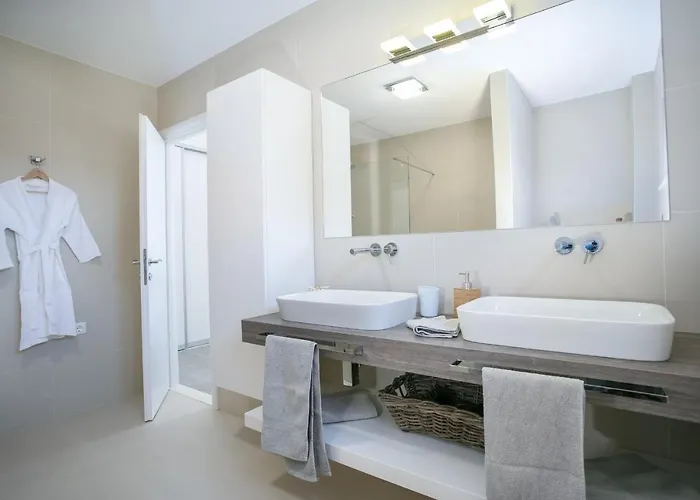 Stunning Avalon With Pool For 9, 2 Mins To Beach Vila
