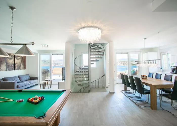 Stunning Avalon With Pool For 9, 2 Mins To Beach Vila