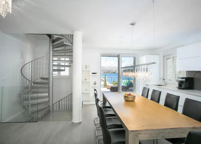 Stunning Avalon With Pool For 9, 2 Mins To Beach Vila *