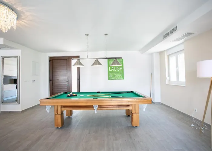 Vila Stunning Avalon With Pool For 9, 2 Mins To Beach Trogir