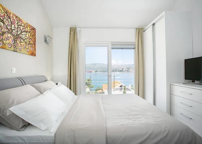 Stunning Avalon With Pool For 9, 2 Mins To Beach Vila