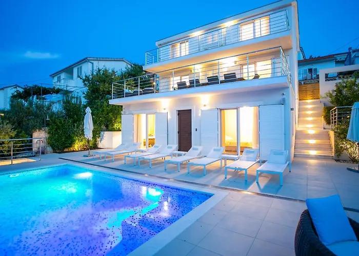 Stunning Avalon With Pool For 9, 2 Mins To Beach Vila