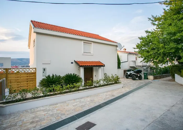 Stunning Avalon With Pool For 9, 2 Mins To Beach Vila Trogir