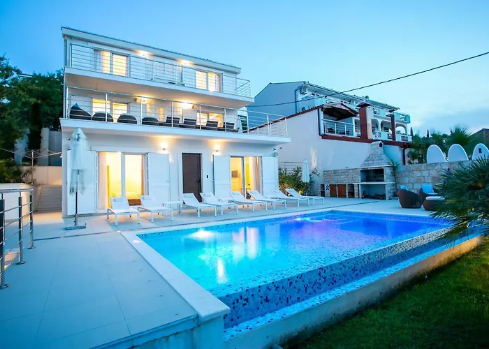 Vila Stunning Avalon With Pool For 9, 2 Mins To Beach