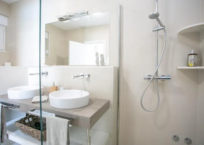 Stunning Avalon With Pool For 9, 2 Mins To Beach Vila *