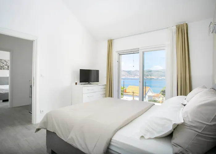 Vila Stunning Avalon With Pool For 9, 2 Mins To Beach Trogir