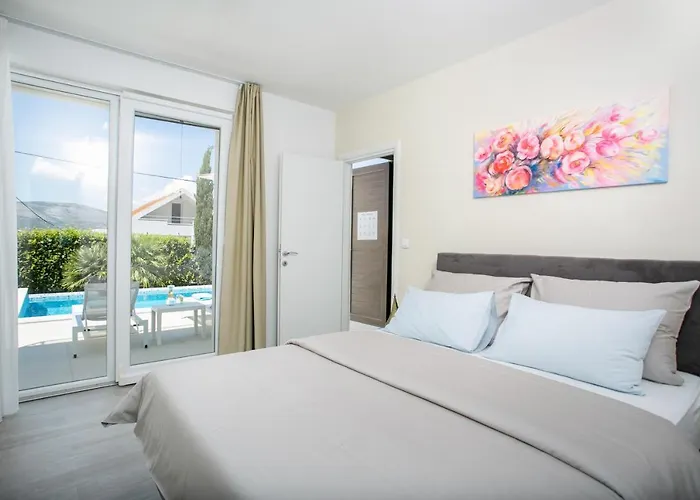 Stunning Avalon With Pool For 9, 2 Mins To Beach Vila