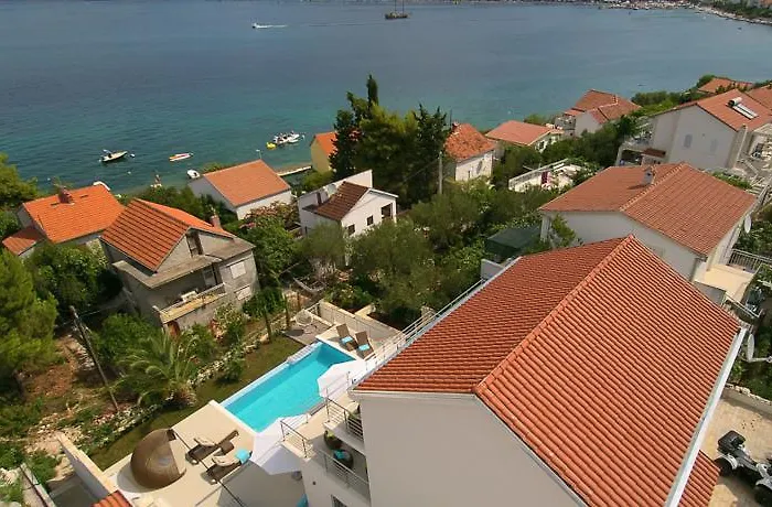 Vila Stunning Avalon With Pool For 9, 2 Mins To Beach