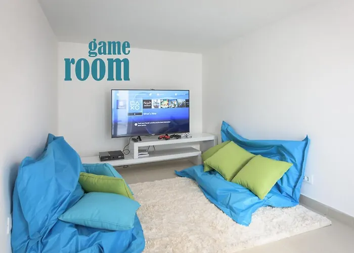Stunning Avalon With Pool For 9, 2 Mins To Beach Vila