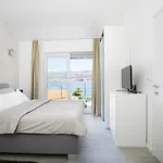 Villa Stunning Avalon With Pool For 9, 2 Mins To Beach *