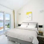 Villa Stunning Avalon With Pool For 9, 2 Mins To Beach *