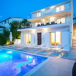 Stunning Avalon With Pool For 9, 2 Mins To Beach Villa