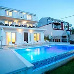 Villa Stunning Avalon With Pool For 9, 2 Mins To Beach