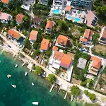Villa Stunning Avalon With Pool For 9, 2 Mins To Beach Trogir