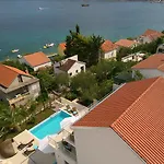 Villa Stunning Avalon With Pool For 9, 2 Mins To Beach