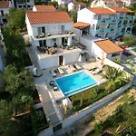 Stunning Avalon With Pool For 9, 2 Mins To Beach Trogir