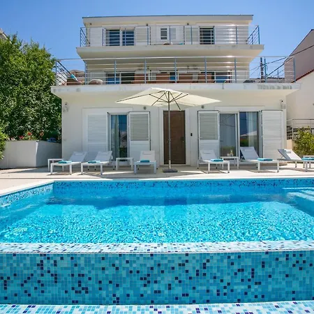 Stunning Avalon With Pool For 9, 2 Mins To Beach Vila Trogir