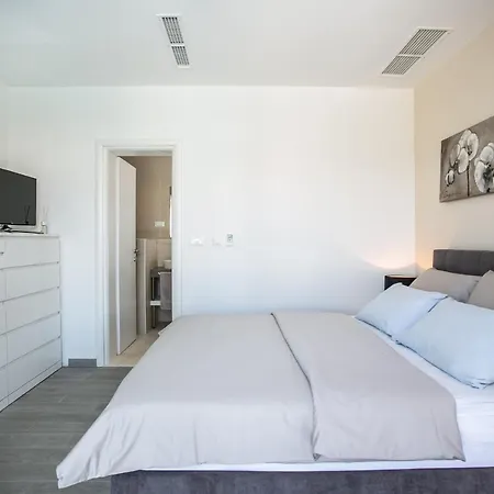 Stunning Avalon With Pool For 9, 2 Mins To Beach Vila Trogir