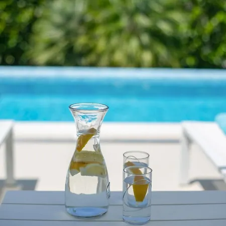 Vila Stunning Avalon With Pool For 9, 2 Mins To Beach
