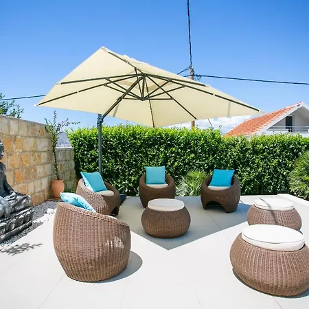 Stunning Avalon With Pool For 9, 2 Mins To Beach Vila