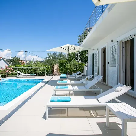 Stunning Avalon With Pool For 9, 2 Mins To Beach Vila *