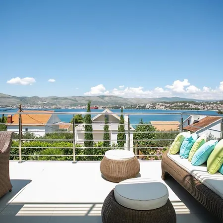 Stunning Avalon With Pool For 9, 2 Mins To Beach Trogir