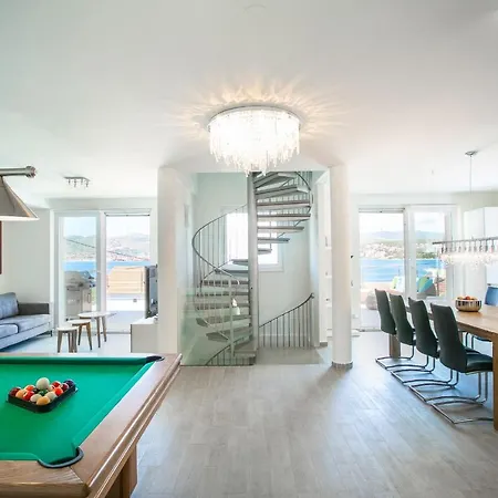 Stunning Avalon With Pool For 9, 2 Mins To Beach Vila