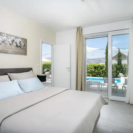 Stunning Avalon With Pool For 9, 2 Mins To Beach *