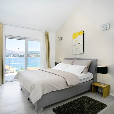 Stunning Avalon With Pool For 9, 2 Mins To Beach