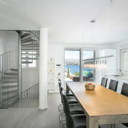Stunning Avalon With Pool For 9, 2 Mins To Beach Vila *