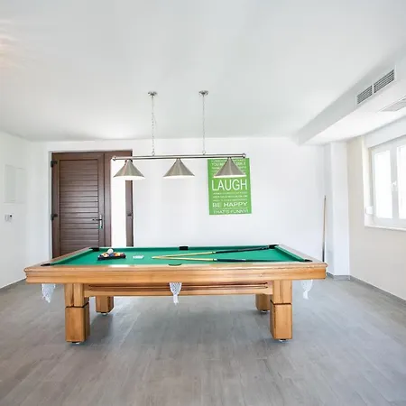 Villa Stunning Avalon With Pool For 9, 2 Mins To Beach Trogir