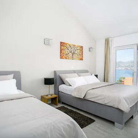 Stunning Avalon With Pool For 9, 2 Mins To Beach Vila *