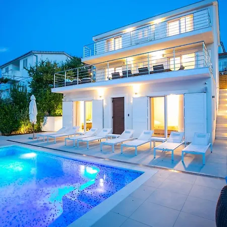 Stunning Avalon With Pool For 9, 2 Mins To Beach Vila