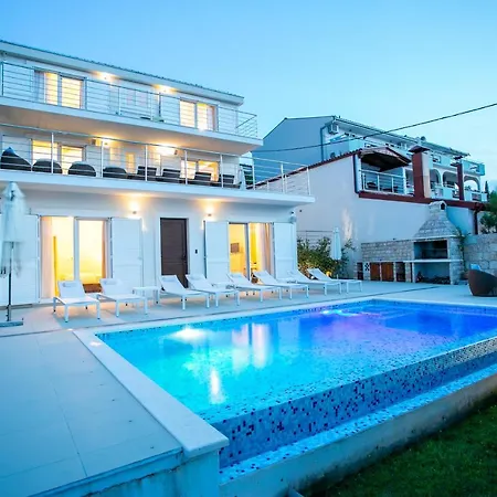 Vila Stunning Avalon With Pool For 9, 2 Mins To Beach