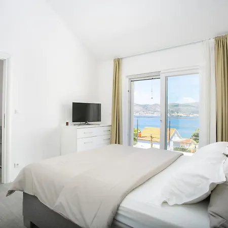 Villa Stunning Avalon With Pool For 9, 2 Mins To Beach Traù