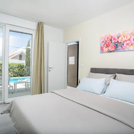 Stunning Avalon With Pool For 9, 2 Mins To Beach Vila