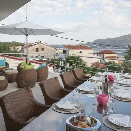 Stunning Avalon With Pool For 9, 2 Mins To Beach Vila