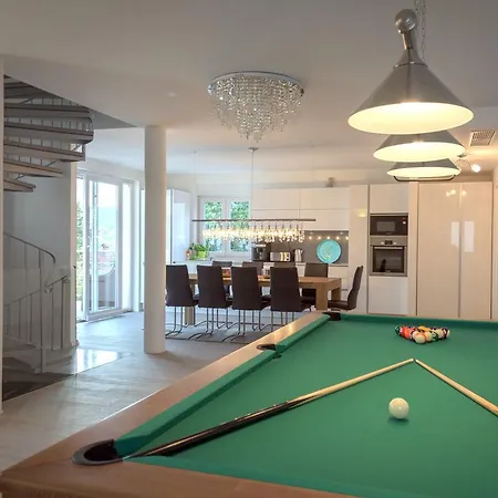 Stunning Avalon With Pool For 9, 2 Mins To Beach Vila